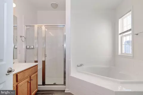 Bath - 6807 Sabbarton Pl, Gainesville, VA 20155 photo 1 of 2
