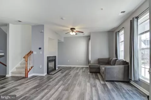 Living - 6807 Sabbarton Pl, Gainesville, VA 20155 photo 2 of 3