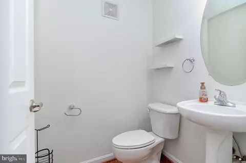 Entry Way - 6807 Sabbarton Pl, Gainesville, VA 20155 photo 2 of 4