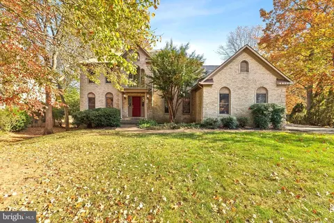 8069 Crooked Oaks Ct, Gainesville, VA 20155