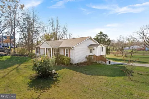 8141 Hillcrest Dr, Manassas, VA 20111
