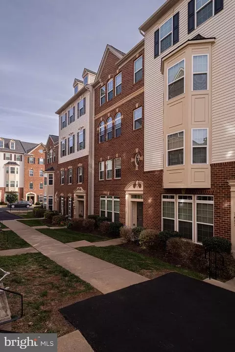 7483 Brunson Cir, Gainesville, VA 20155