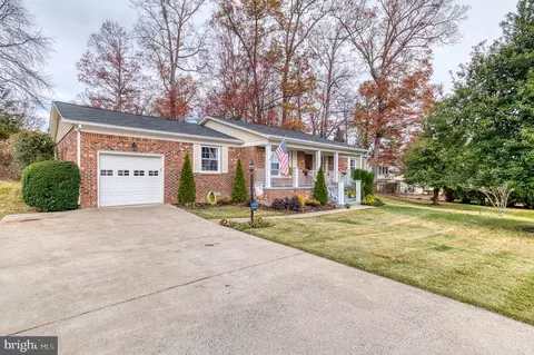 18498 Running Pine Ct, Triangle, VA 22172 photo 3