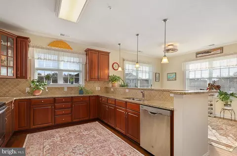 15211 Royal Crest Dr #406, Haymarket, VA 20169