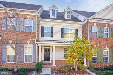 5033 Softwood Ln, Woodbridge, VA 22192