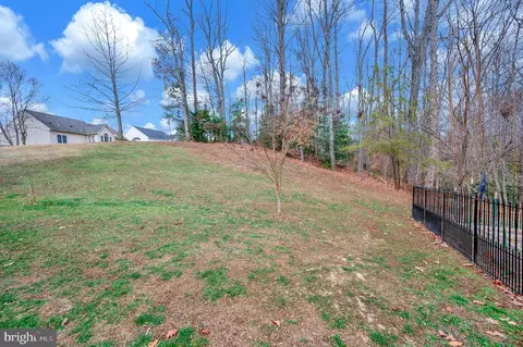 Exterior - 18784 Pier Trail Dr, Triangle, VA 22172 photo 6 of 11