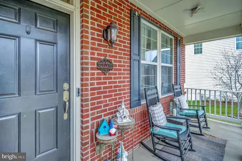 Exterior - 18784 Pier Trail Dr, Triangle, VA 22172 photo 10 of 11