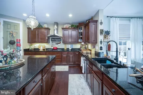 Kitchen - 18784 Pier Trail Dr, Triangle, VA 22172 photo 4 of 5
