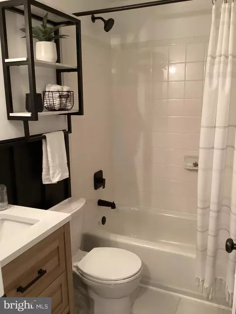 Bath - 15467 Cliffview Dr, Dumfries, VA 22025 photo 5 of 5