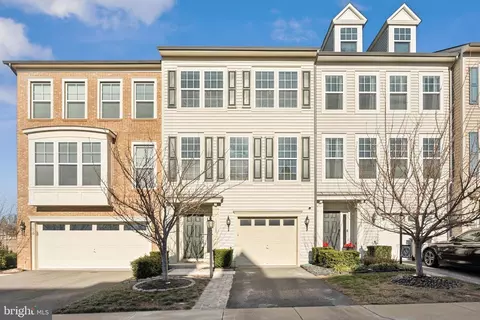 11908 Waterton Lake Ln, Bristow, VA 20136