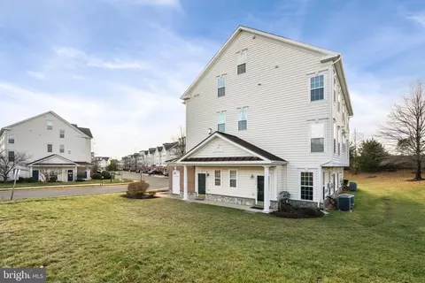 6855 Hampton Bay Ln, Gainesville, VA 20155 photo 2