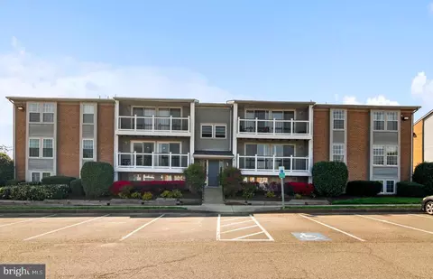 17060 Capri Ln #201, Dumfries, VA 22026
