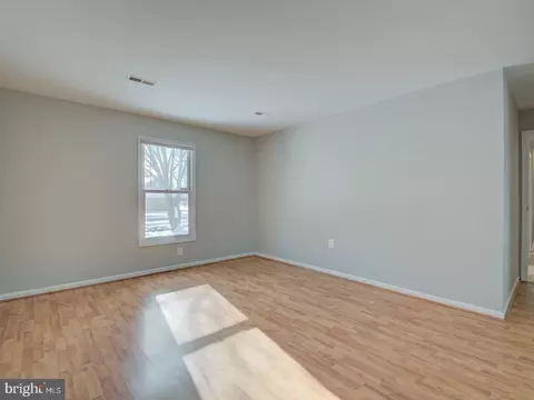 Living - 7560 Emerald Dr, Manassas, VA 20109 photo 7 of 9