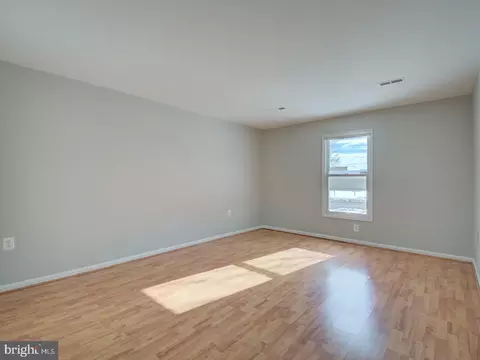 Living - 7560 Emerald Dr, Manassas, VA 20109 photo 6 of 9