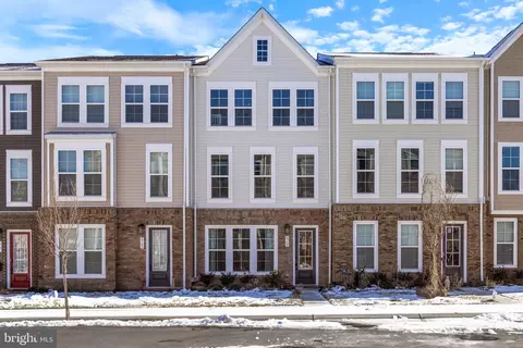 6705 Upland Manor Dr, Gainesville, VA 20155