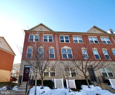 7812 Crescent Park Dr, Gainesville, VA 20155