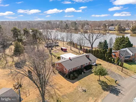 7718 Huron Dr, Gainesville, VA 20155 photo 2