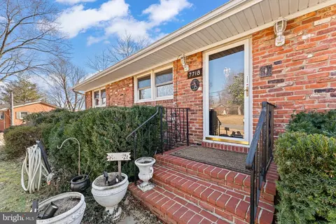 7718 Huron Dr, Gainesville, VA 20155 photo 6
