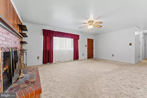 7718 Huron Dr, Gainesville, VA 20155 photo 8
