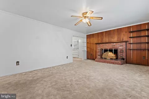 7718 Huron Dr, Gainesville, VA 20155 photo 9