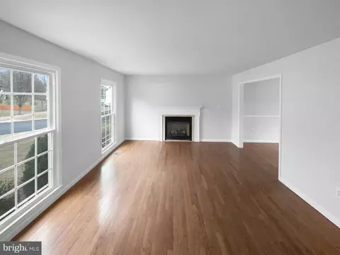 8245 Crackling Fire Dr, Gainesville, VA 20155 photo 3