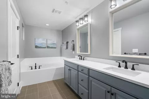 Entry Way - 17153 Gullwing Dr, Dumfries, VA 22026 photo 10 of 16