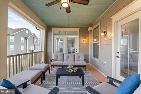 Exterior - 17153 Gullwing Dr, Dumfries, VA 22026 photo 4 of 10