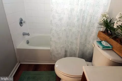 Bath - 7612 Maracaibo Ct, Gainesville, VA 20155 photo 3 of 4