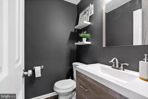 Bath - 18571 Old Triangle Rd, Triangle, VA 22172 photo 1 of 5
