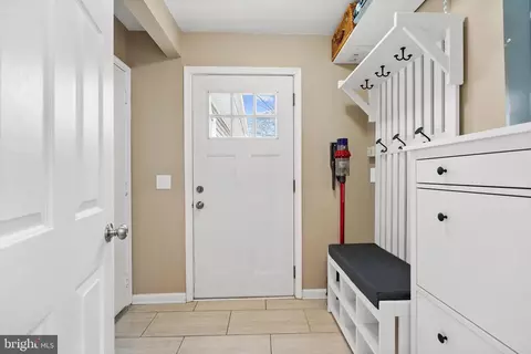 Entry Way - 18571 Old Triangle Rd, Triangle, VA 22172 photo 6 of 8