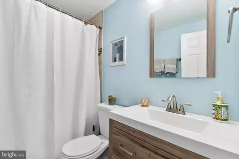 Bath - 18571 Old Triangle Rd, Triangle, VA 22172 photo 5 of 5