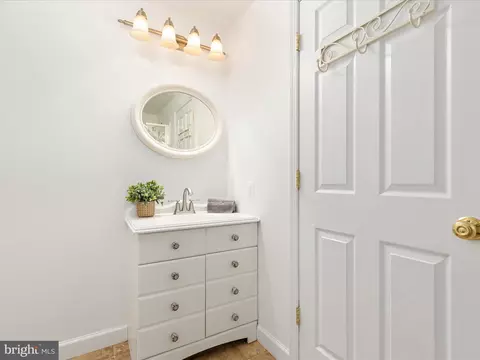 Bath - 9847 Rainleaf Ct, Bristow, VA 20136 photo 4 of 5