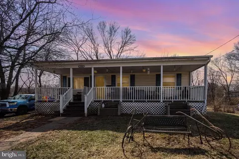 7926 Manassas Dr, Manassas, VA 20111