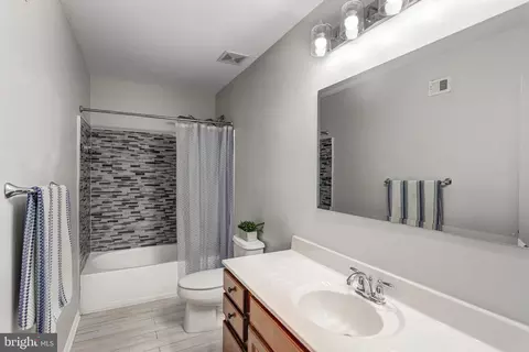 Bath - 4287 Meyers Rd, Triangle, VA 22172 photo 1 of 4