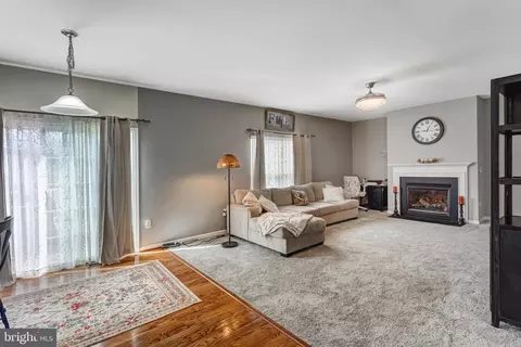 Living - 4287 Meyers Rd, Triangle, VA 22172 photo 1 of 1