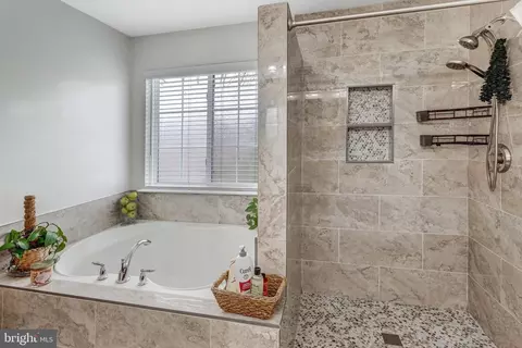 Bath - 4287 Meyers Rd, Triangle, VA 22172 photo 3 of 4