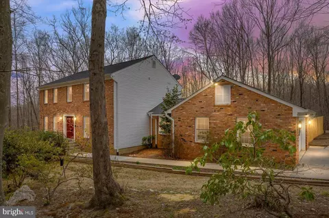 4911 Stonehurst Dr, Woodbridge, VA 22192