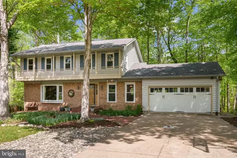 11803 Oakwood Dr, Woodbridge, VA 22192