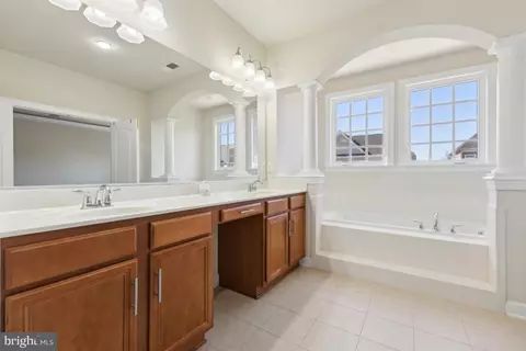 Entry Way - 10918 Clara Barton Dr, Bristow, VA 20136 photo 6 of 7