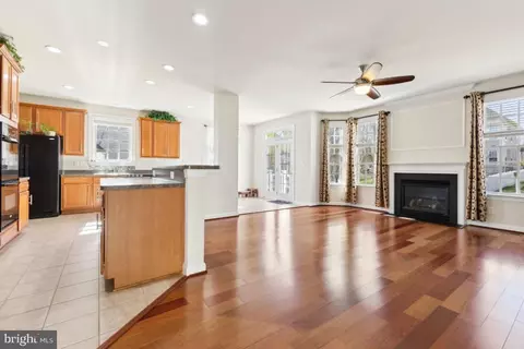Living - 10918 Clara Barton Dr, Bristow, VA 20136 photo 5 of 6