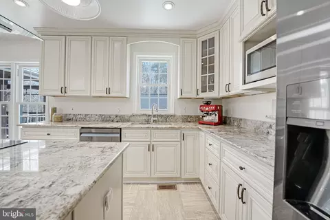 Kitchen - 10001 Silver Fox Trl, Manassas, VA 20111 photo 4 of 9