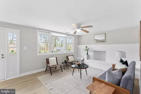 Living - 19005 Red Oak Ln, Triangle, VA 22172 photo 2 of 7