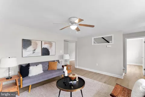 Living - 19005 Red Oak Ln, Triangle, VA 22172 photo 3 of 7