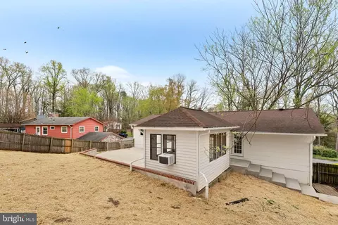 Exterior - 19005 Red Oak Ln, Triangle, VA 22172 photo 5 of 9