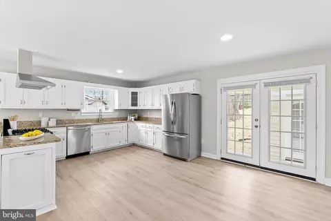 Kitchen - 19005 Red Oak Ln, Triangle, VA 22172 photo 3 of 4