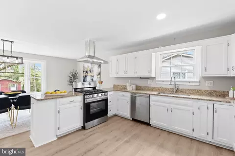 Kitchen - 19005 Red Oak Ln, Triangle, VA 22172 photo 2 of 4