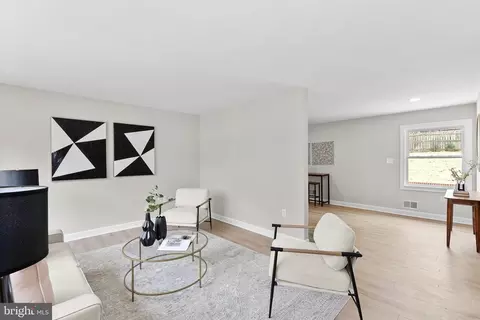 Living - 19005 Red Oak Ln, Triangle, VA 22172 photo 5 of 7