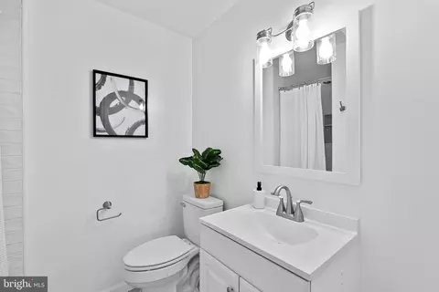 Bath - 19005 Red Oak Ln, Triangle, VA 22172 photo 2 of 2