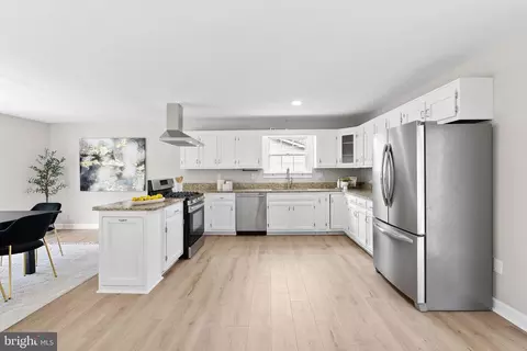 Kitchen - 19005 Red Oak Ln, Triangle, VA 22172 photo 1 of 4