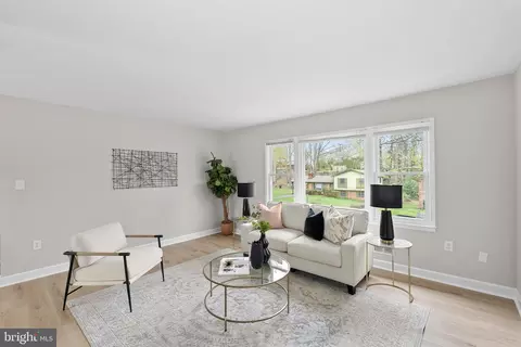Living - 19005 Red Oak Ln, Triangle, VA 22172 photo 6 of 7